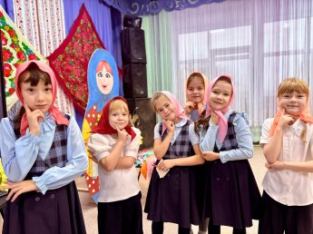 Матрёшка раз, матрёшка два, Ты посмотри на них сперва!